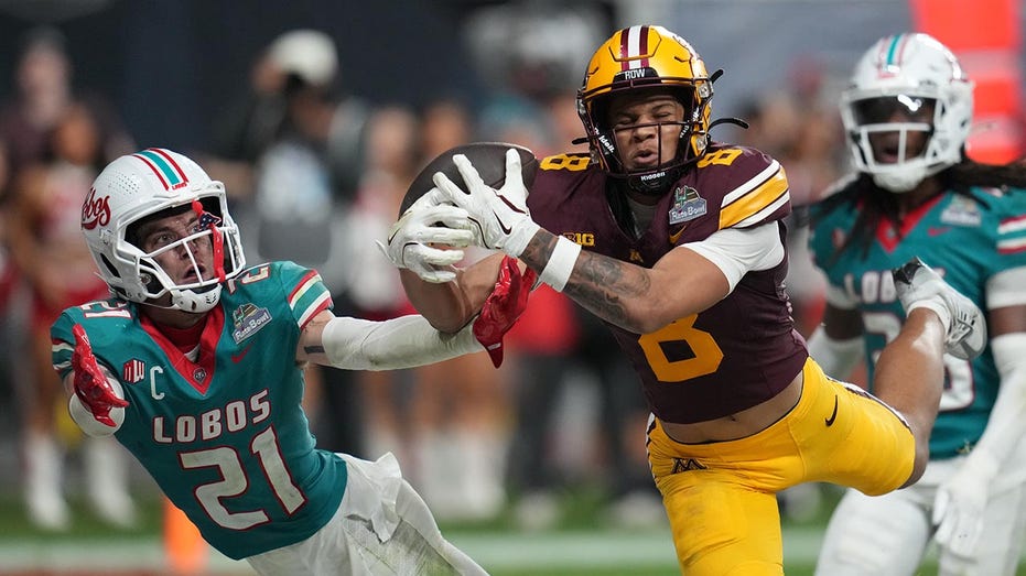 minnesota-wide-receiver-makes-incredible-diving-catch-to-win-bowl-game