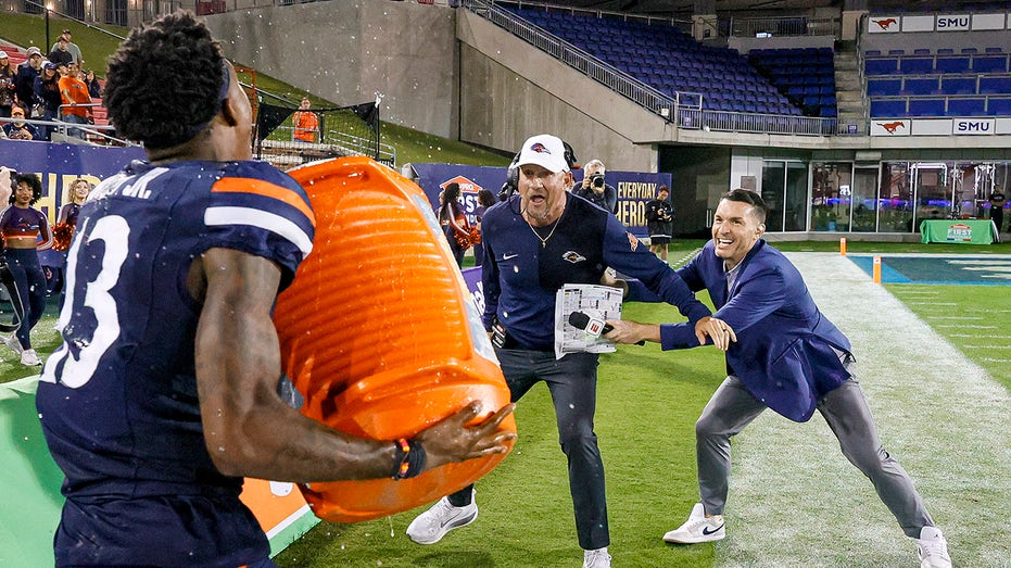 utsa-coach-hilariously-tries-to-escape-celebration-shower,-ends-up-in-dogpile