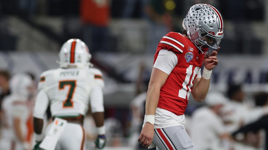 college-football-fans-sound-off-on-espn-score-bug-during-ohio-state-miami-playoff-game