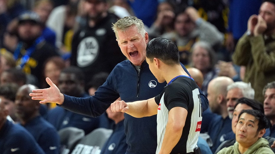 steve-kerr-gets-ejected-with-snoop-dogg-on-call-for-warriors-game:-‘get-him-out-of-there!’
