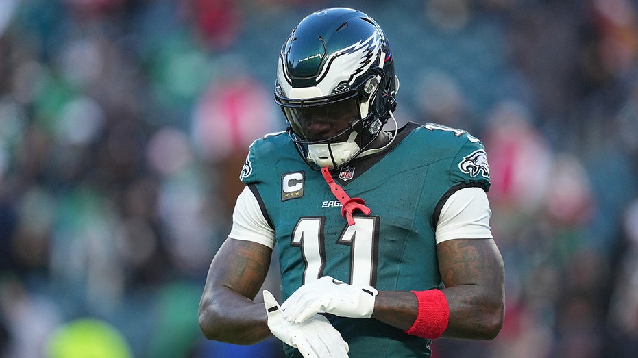 eagles’-nick-sirianni,-aj-brown-scream-at-each-other-on-sideline-during-wild-card-round-vs-49ers