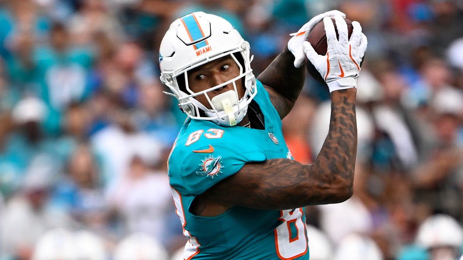 dolphins’-darren-waller-says-he-was-kicked-out-of-exit-meeting-with-coach-mike-mcdaniel-before-firing