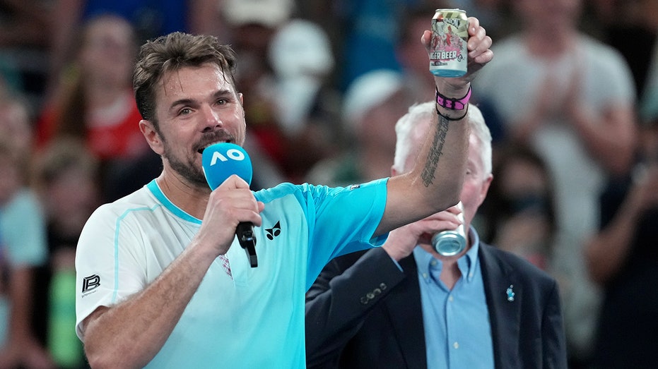 three-time-grand-slam-winner-enjoys-beer-on-court-after-emotional-final-australian-open-match