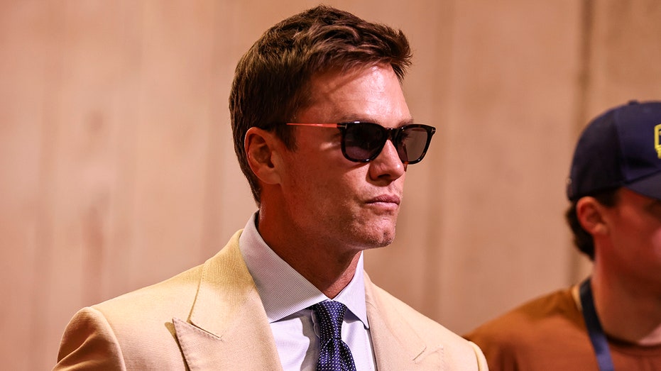 tom-brady-refuses-to-pick-sides-as-patriots-return-to-super-bowl:-‘don’t-have-a-dog-in-the-fight’
