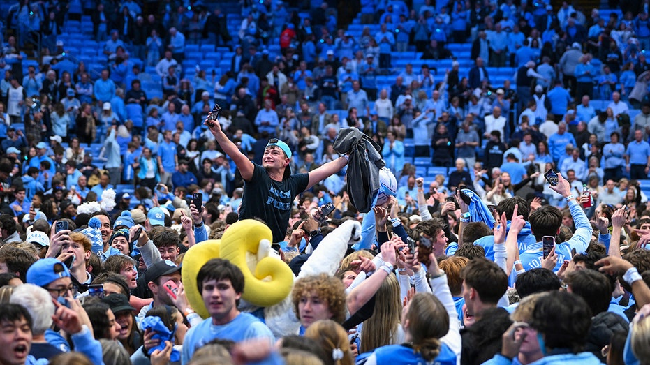 chaos-ensues-at-unc-duke-game-after-fans-storm-court-too-early,-evacuate-for-final-0.4-seconds