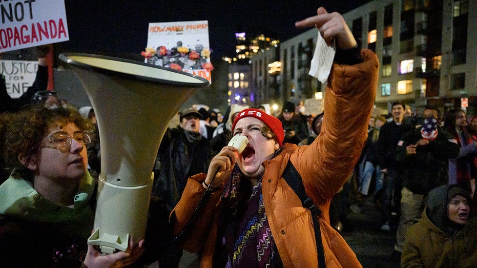 dem-senator-fumes-that-gop’s-foreign-funding-claim-‘delegitimizes’-anger-of-anti-ice-agitators-in-us