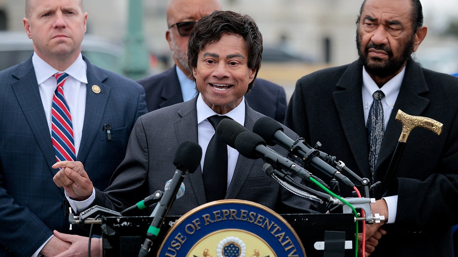 house-dem-explodes-on-top-trump-immigration-official,-says-he-‘better-hope’-for-pardon-from-president