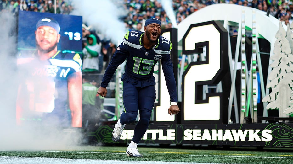 seahawks-star-delivers-2-word-message-to-critics-in-wild-super-bowl-parade-speech