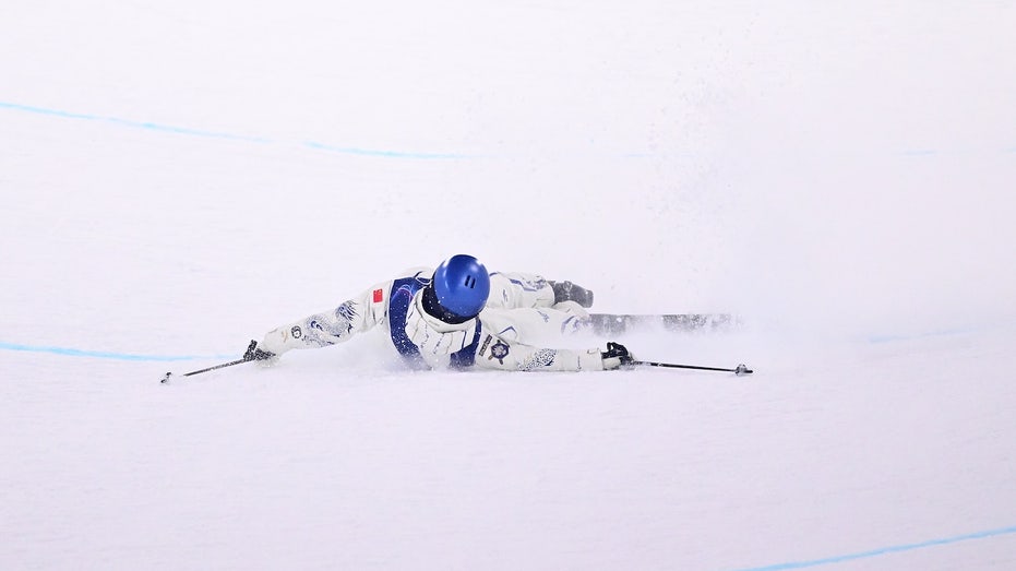 american-born-team-china-skier-eileen-gu-suffers-brutal-fall-during-olympics