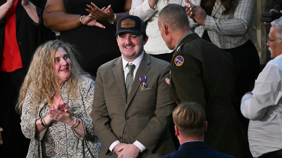 trump-awards-purple-hearts-to-national-guard-members-ambushed-in-washington,-dc:-‘we-love-you-all’