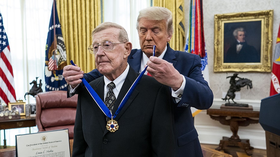 trump-pays-tribute-to-lou-holtz-after-legendary-football-coach’s-death