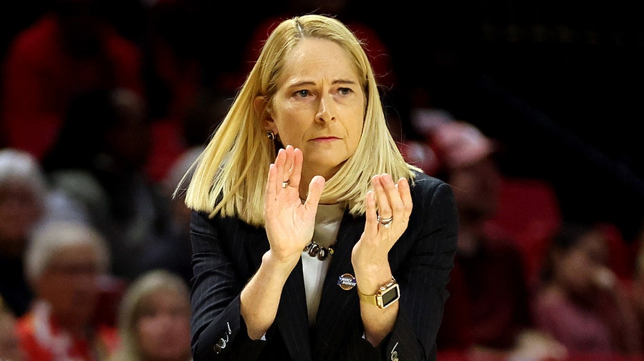 maryland-basketball-coach-has-intense-moment-with-player-during-march-madness-game