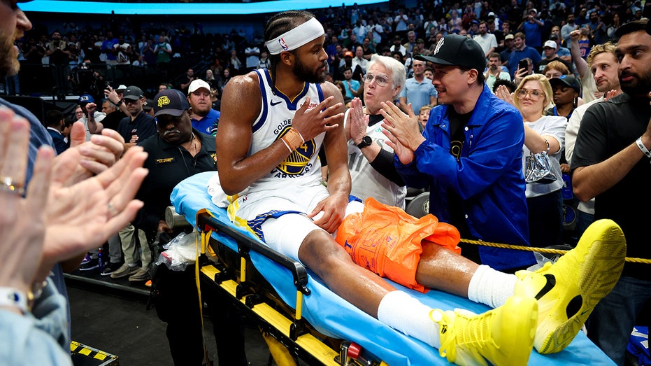 warriors’-moses-moody-leaves-game-on-stretcher-after-suffering-gruesome-injury-on-dunk-attempt
