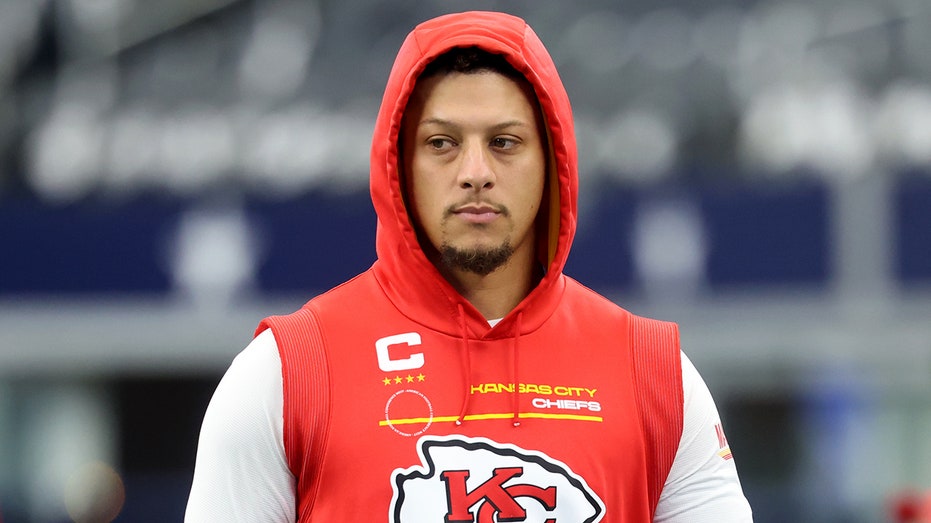 patrick-mahomes-throwing-football-again-three-months-after-acl-tear