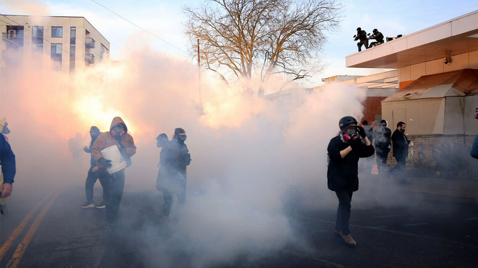 appeals-court-pauses-orders-limiting-federal-agents’-use-of-tear-gas-at-protests-near-portland-ice-building