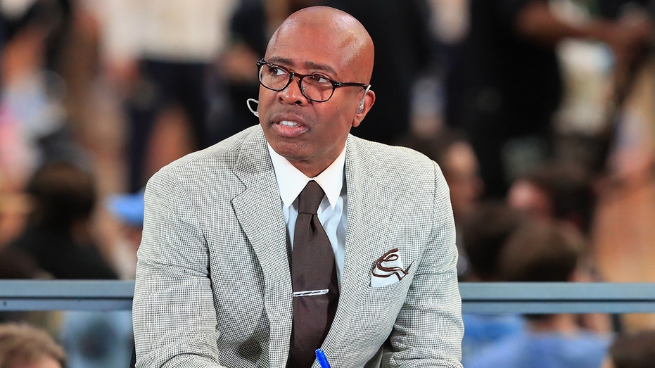 former-unc-basketball-star-kenny-smith-reacts-to-hubert-davis’-firing,-shuts-down-coaching-job-interest