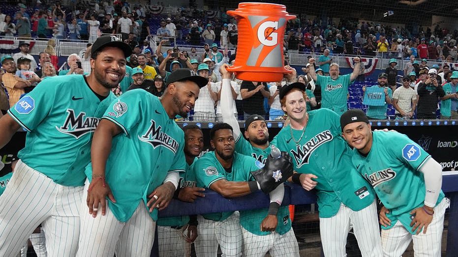 marlins-deliver-walk-off-win-as-team’s-teal-jerseys-make-season-debut