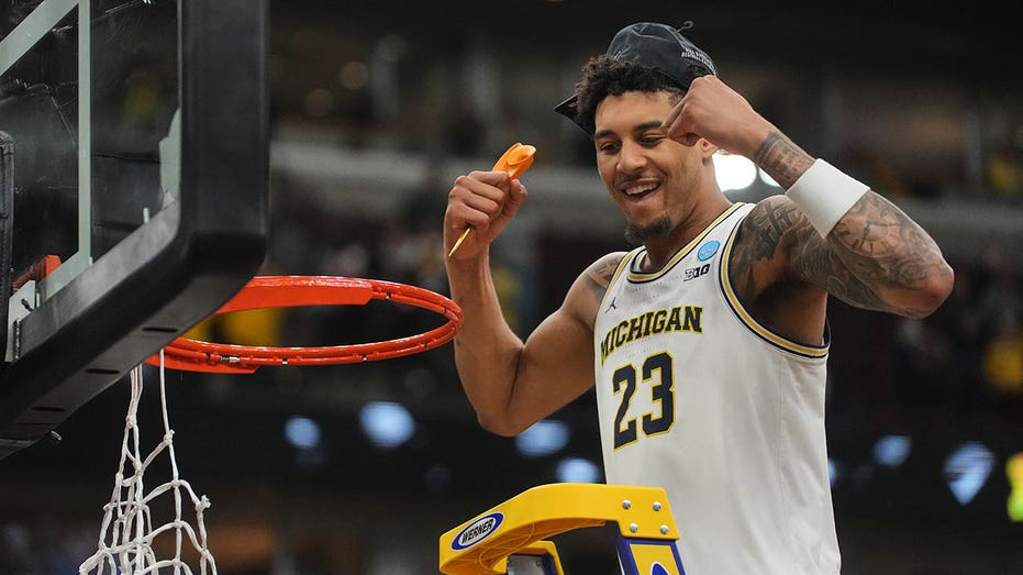 michigan-routs-tennessee-to-win-regional-final,-enter-ncaa-men’s-final-four