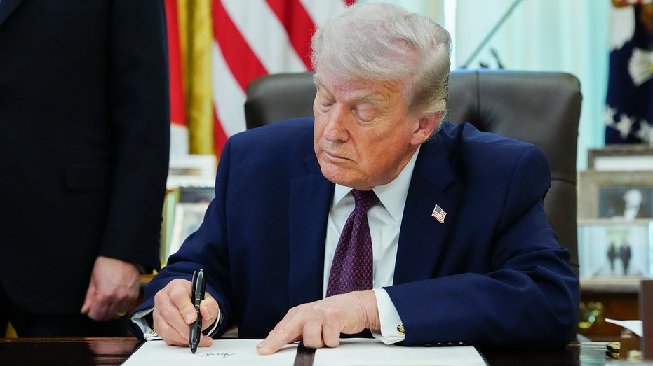 trump-signs-executive-order-overhauling-mail-in-voting-in-major-election-integrity-push