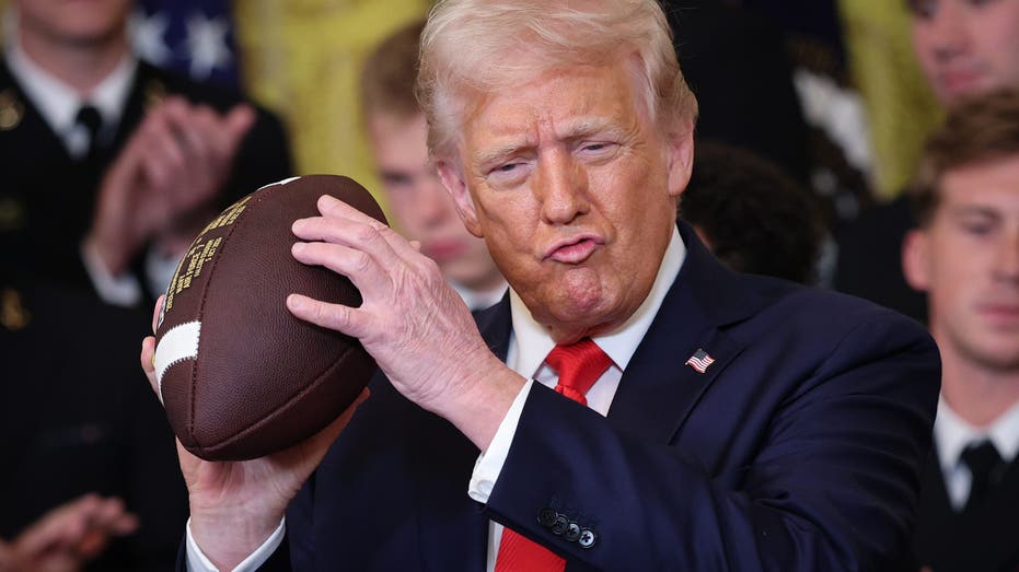 trump-signs-executive-order-on-college-sports-to-regain-control-of-nil