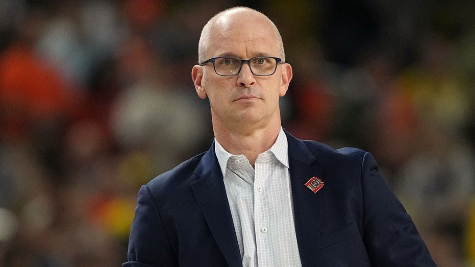 uconn’s-dan-hurley-hears-boos-after-final-four-win-over-illinois
