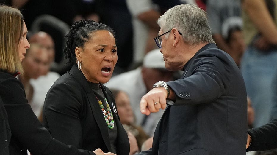 south-carolina’s-dawn-staley-gives-blunt-response-to-geno-auriemma-confrontation
