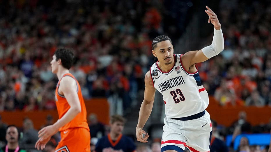 uconn-dispatches-illinois-to-make-third-men’s-national-title-game-in-four-years