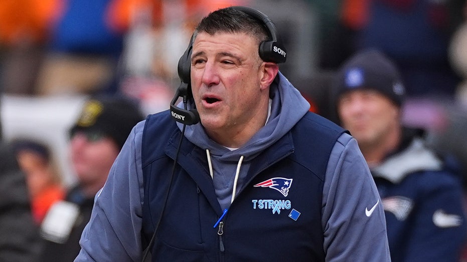 patriots-coach-mike-vrabel-responds-after-photos-with-new-york-times-nfl-reporter-leak