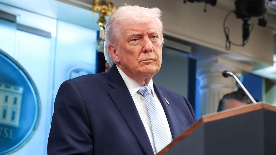 senate-dem-accuses-trump-of-being-‘unfit-for-office,’-joins-growing-call-to-impeach,-oust-president