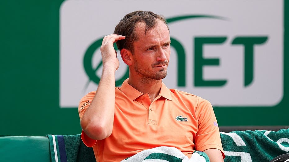 daniil-medvedev-fined-after-smashing-his-racket-7-times-during-shocking-double-bagel-loss